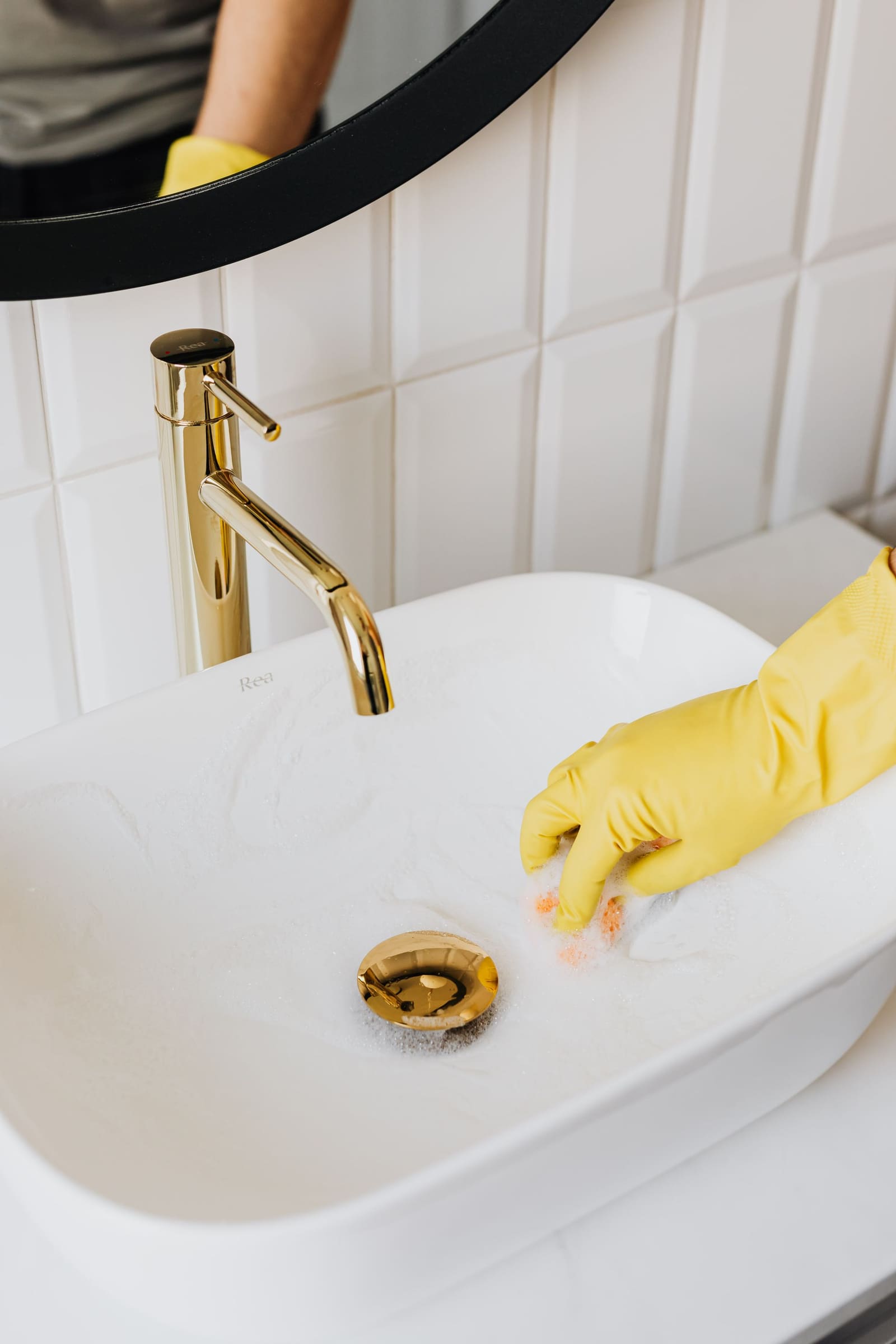Cleaning a washbasin